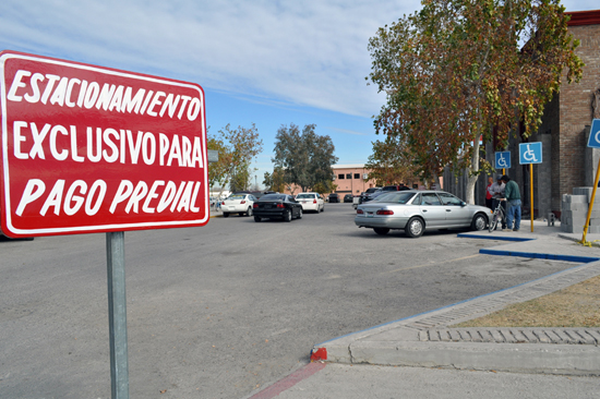 A disposición de contribuyentes estacionamientos de la presidencia municipal 