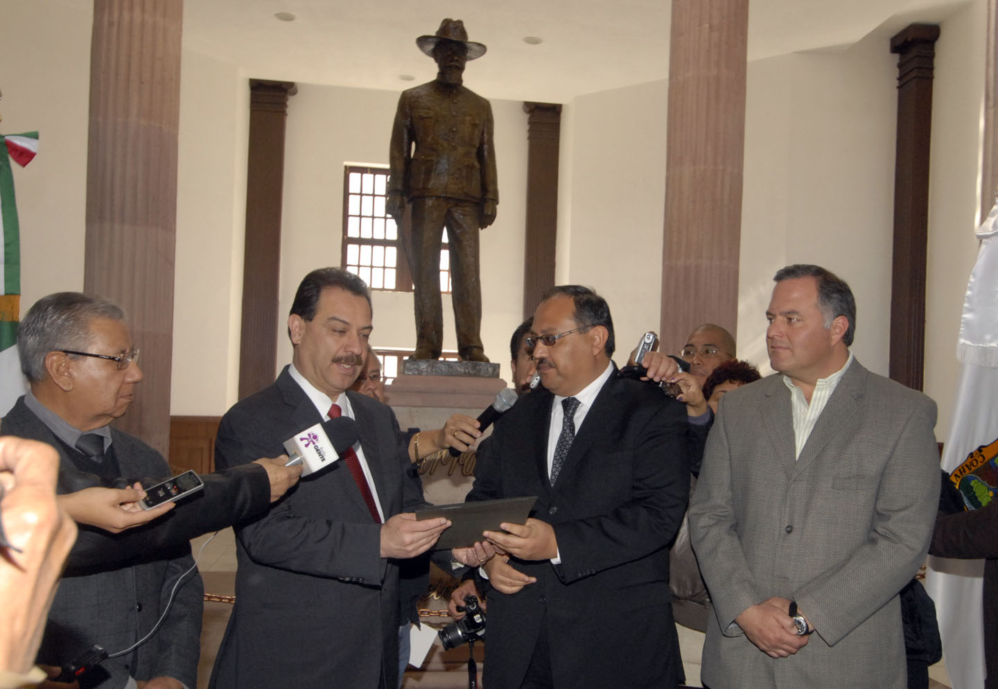 El gobernador de Coahuila, Humberto Moreira solicita licencia ante el Congreso del Estado