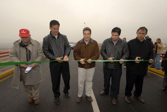 El gobernador Jorge Torres entrega el puente vehicular sobre la carretera 57 y el libramiento Salinas de Gortari
