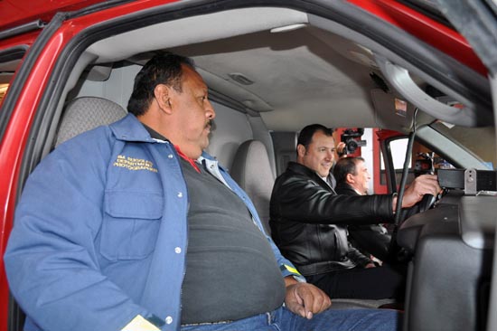 Entrega alcalde nueva ambulancia a cuerpo de bomberos