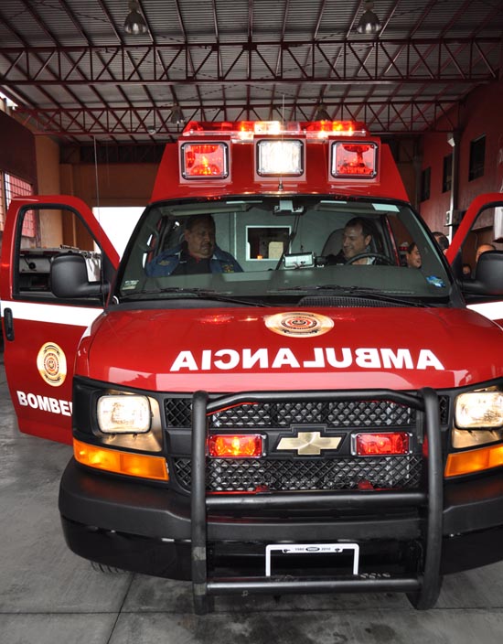 Entrega alcalde nueva ambulancia a cuerpo de bomberos