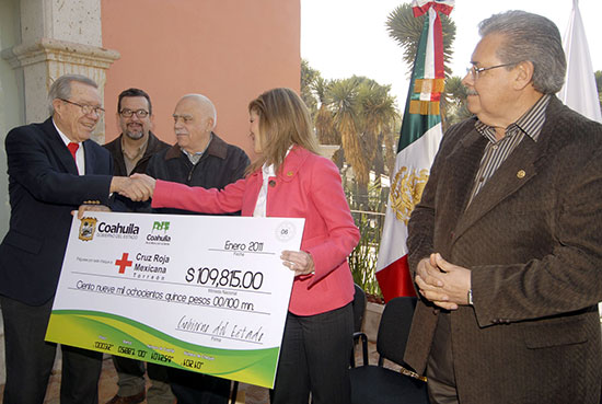 Entrega la señora Carlota Llaguno de Torres cheques a delegaciones de la Cruz Roja de Torreón, Sabinas y Monclova