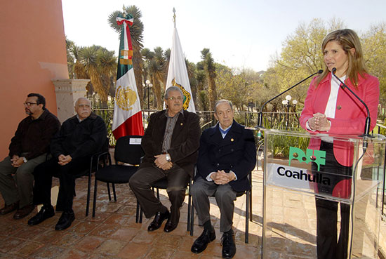 Entrega la señora Carlota Llaguno de Torres cheques a delegaciones de la Cruz Roja de Torreón, Sabinas y Monclova