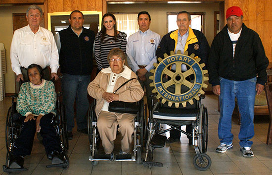 Entregan sillas de ruedas DIF municipal y Rotarios