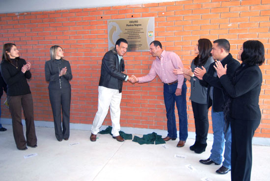 Entregó el gobernador Humberto Moreira una preparatoria más en Coahuila: el CECyTEC de Piedras Negras 