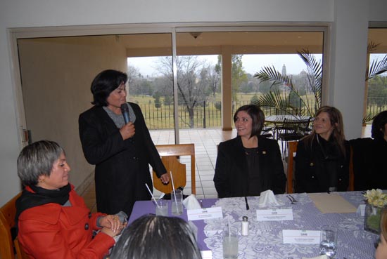 La señora Carlota Llaguno de Torres, presidenta del DIF Coahuila se reúne con titulares de la región centro