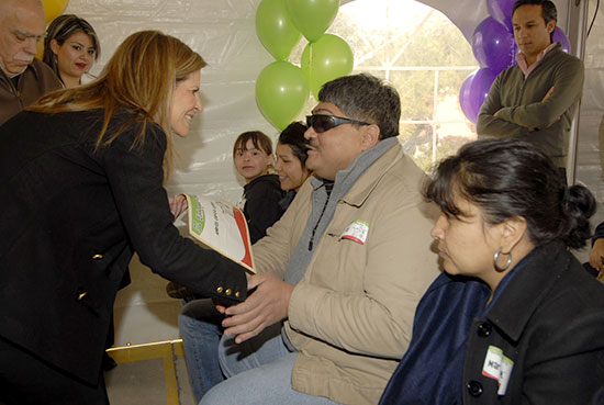 La señora Carlota Llaguno de Torres entrega apoyos a personas con discapacidad