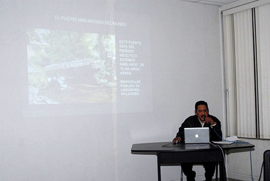 Presentó el Archivo General del Estado la conferencia “los Antiguos Puentes de Saltillo”