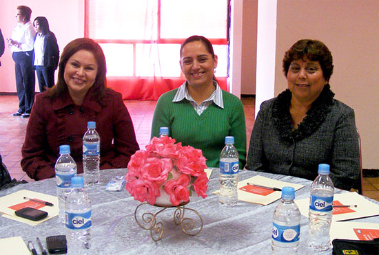 Presidenta del DIF Acuña asistió a reunión regional 