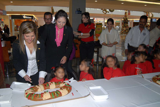 Presidenta del DIF Coahuila comparte rosca de reyes 
