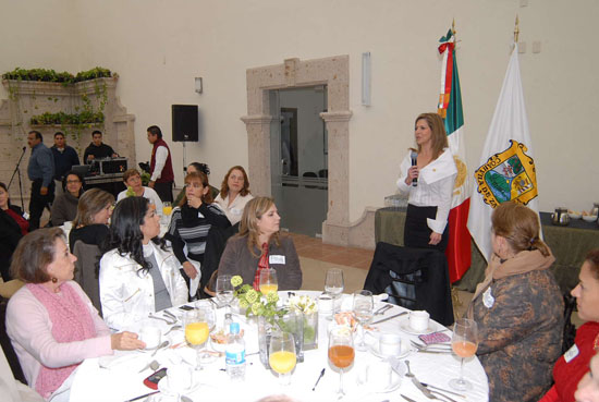 Se reúne la presidenta del DIF Coahuila, señora Carlota Llaguno de Torres con esposas de funcionarios 