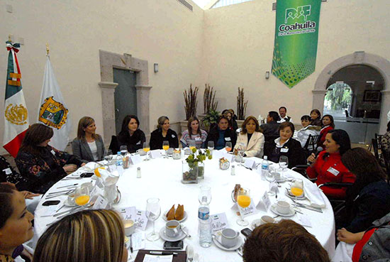 Se reúne la señora Carlota Llaguno de Torres con las presidentas de los DIF municipales de las Regiones Norte, Carbonífera y Sureste
