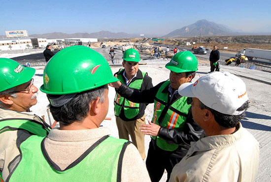 Supervisa el gobernador Jorge Torres López construcción de puente en Ramos Arizpe
