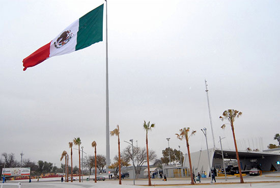 Tiene Coahuila símbolo nacional con el asta bandera monumental en Piedras Negras