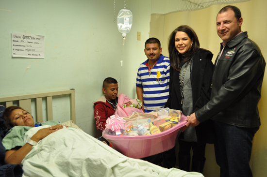 Visitan presidente municipal y su esposa a primeros bebés nacidos en el 2011 