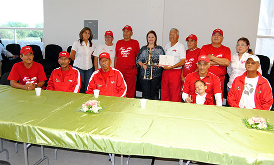 Abuelos obtienen tercer lugar en Torneo Estatal de Cachibol celebrado en Múzquiz, Coahuila