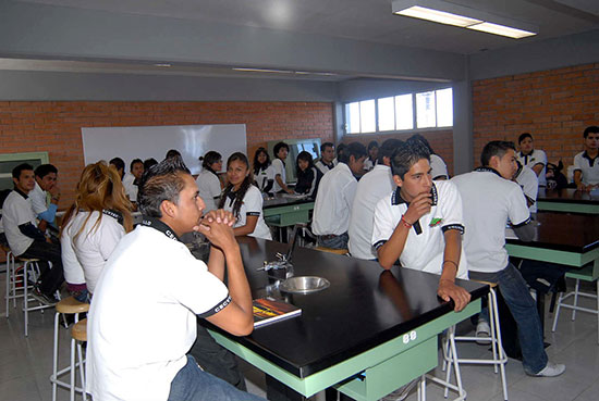Alrededor de 85 jóvenes del área rural asisten al CECyTEC Saltillo