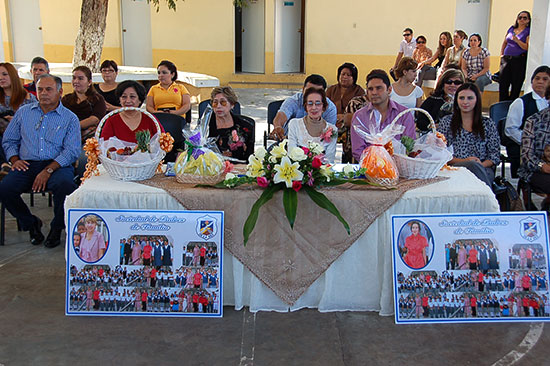 Asisten Antonio y Anateresa Nerio a  evento de reconocimiento en Colegio de la Paz