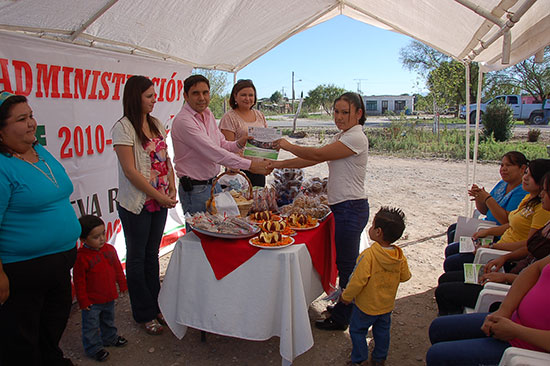 Clausura DIF Nueva Rosita curso de dulces regionales y pastelería en ejido Santa María