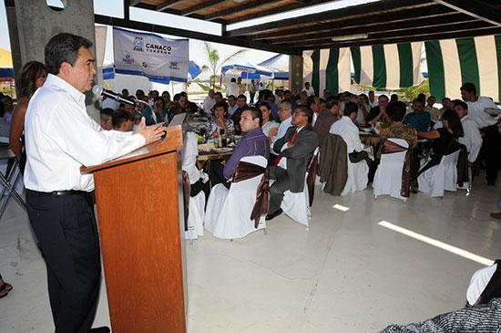 El gobernador Jorge Torres compartió con la Canaco-Torreón acciones de seguridad pública en La Laguna