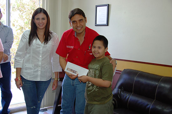 Entregan Antonio y Anateresa Nerio apoyos para niños con cáncer
