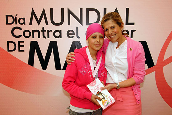 La señora Carlota Llaguno de Torres reconoce la valentía de mujeres que libran batalla contra el cáncer