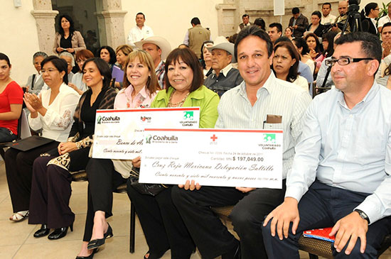 La señora Carlota Llaguno de Torres entregó 1.5 millones de pesos a 25 ONG’s de la Región Sureste