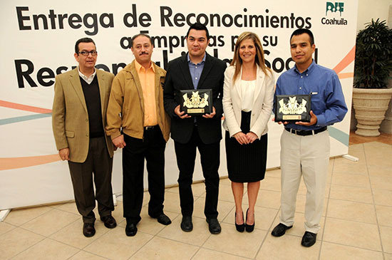 Presidenta del DIF Coahuila entrega reconocimientos a empresas por su responsabilidad social