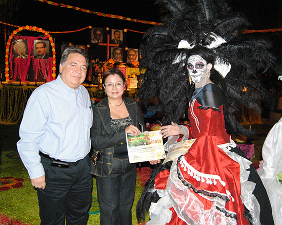 Asiste alcalde a presentación de Mega Altar de muertos y premiación de Concurso de Disfraz de Catrinas