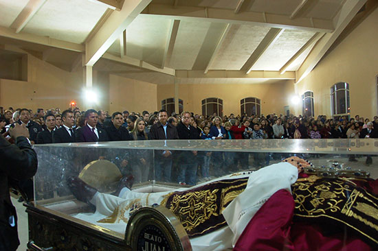 Asisten Antonio y Anateresa Nerio a recepción de reliquias de Juan Pablo II