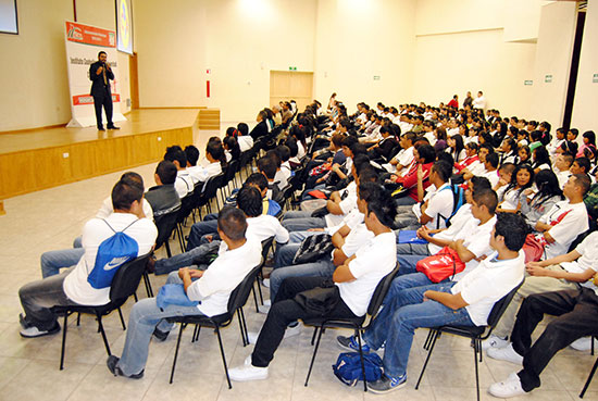 Asisten a la conferencia “Líder-Es” 300 estudiantes convocados por el ICOJUVE 