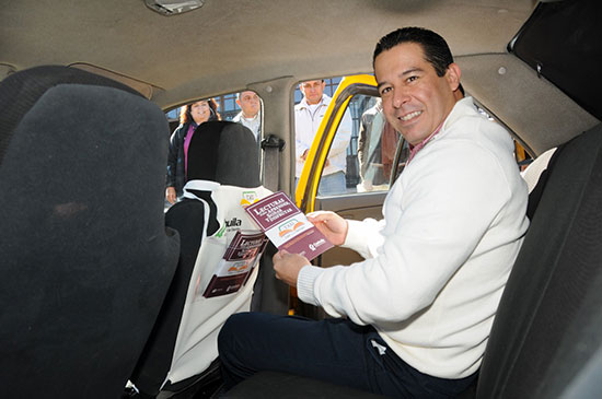 Coahuila promueve la lectura en taxis