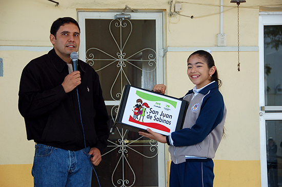 Entrega Antonio Nerio computadora a alumna del Colegio La Paz
