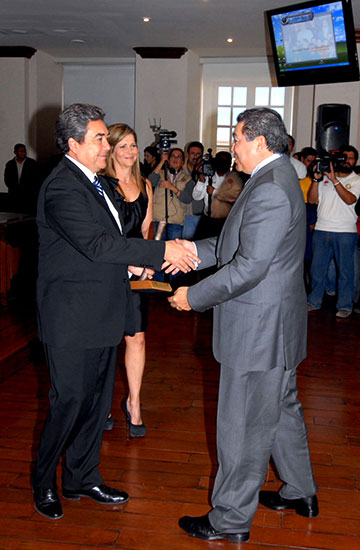 Entregan el gobernador Jorge Torres y su esposa Carlota Llaguno la Presea al Mérito Voluntario del Año