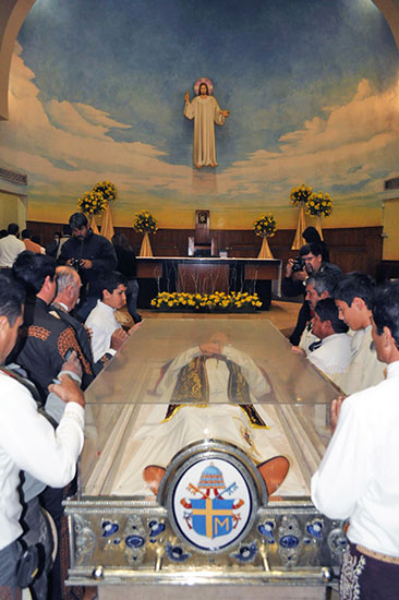 Escolta presidente municipal reliquias del beato Juan Pablo II hacia la catedral de Piedras Negras