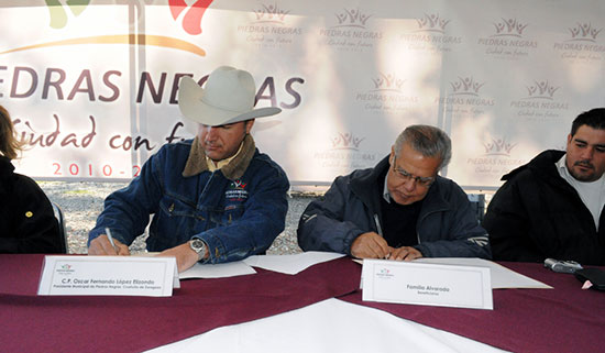Firma alcalde convenio para ingresar el Parque La Nogalera al patrimonio municipal