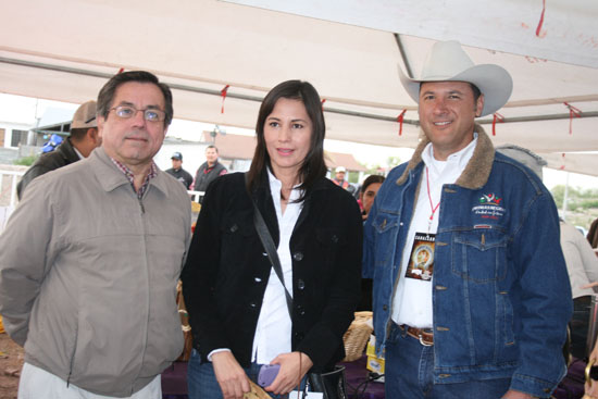El presidente municipal, Oscar López Elizondo acompañado del Gerente de SIMAS, Ignacio Guajardo y Alejandra Valdivia de Comunicación Social.