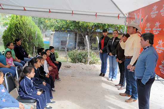 Inicia alcalde introducción de red de drenaje en el ejido Villa de Fuente