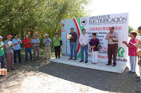 Inicia Antonio Nerio obra de electrificación en la villa de San Juan de Sabinas
