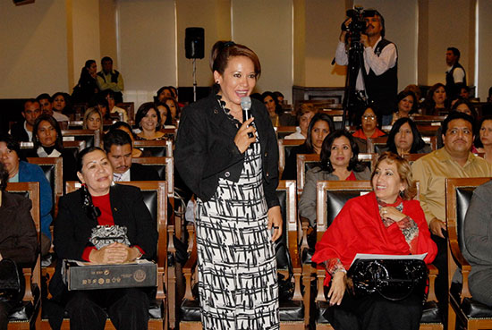 La presidenta del DIF y el Voluntariado Coahuila entrega cientos de apoyos para personas con discapacidad