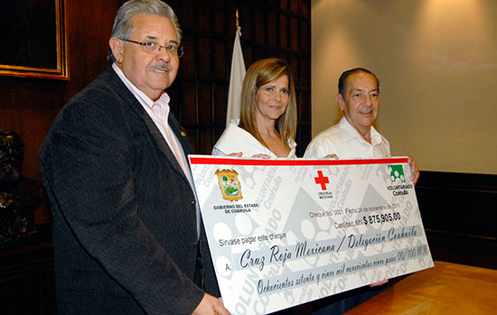 La señora Carlota Llaguno de Torres entrega a la Cruz Roja donativos aportados por personal del gobierno del estado