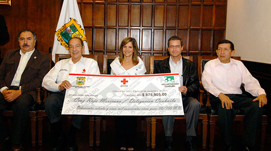 La señora Carlota Llaguno de Torres entrega a la Cruz Roja donativos aportados por personal del gobierno del estado