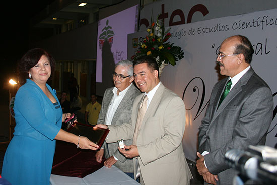 Preside Raúl Vela ceremonia del Quinto Aniversario del CECYTEC Acuña