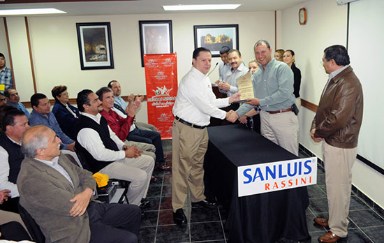 Reconoce alcalde el valor de lealtad de 16 trabajadores de San Luis Rassini