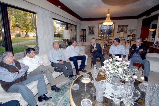 Visitan gobernadores a Don Braulio Fernández Aguirre 