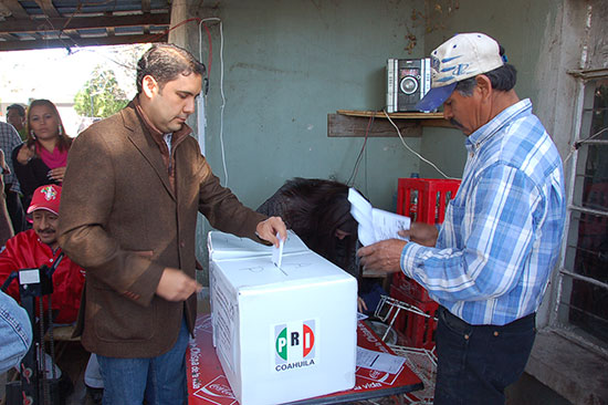 Vota Antonio Nerio en elección de consejeros municipales del PRI