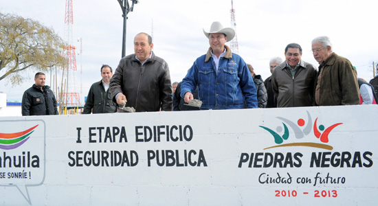   COLOCAN GOBERNADOR Y ALCALDE PRIMERA PIEDRA DEL   NUEVO EDIFICIO DE SEGURIDAD PÚBLICA MUNICIPAL 