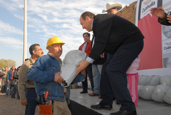 Con obra de drenaje y entrega de dos mil luminarias arranca el gobernador Rubén Moreira en Piedras Negras el programa de 100 días 