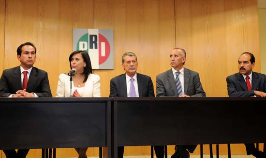La presidenta del CEN del PRI Cristina Díaz en conferencia de prensa