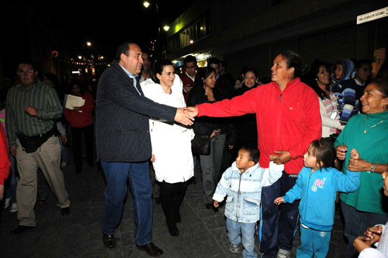 El gobernador Rubén Moreira y su esposa Alma Carolina Viggiano recorren la Calle de Victoria